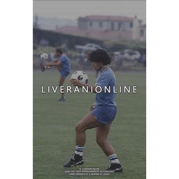 RETROSPETTIVA DIEGO ARMANDO MARADONA CALCIATORE NELLA FOTO DIEGO ARMANDO MARADONA CON LA MAGLIA DEL NAPOLI CALCIO IN RITIRO A CASTEL DEL PIANO ANNO 1984 AG ALDO LIVERANI SAS