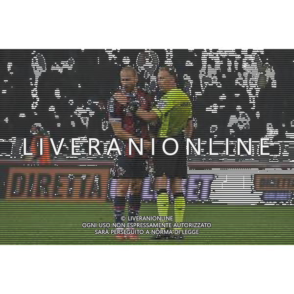 BOLOGNA vs MILAN CAMPIONATO CALCIO SERIE A TIM 23.10.2021 NELLA FOTO LORENZO DE SILVESTRI CON ARBITRO PAOLO VALERI A FINE PARTITA ©VILLANI / AGENZIA ALDO LIVERANI SAS