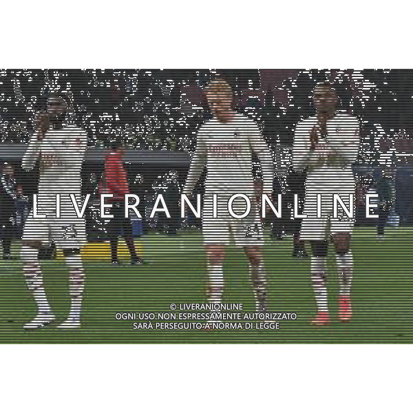 BOLOGNA vs MILAN CAMPIONATO CALCIO SERIE A TIM 23.10.2021 NELLA FOTO FIKAYO TOMORI , SIMON KJAER E PIERRE KALULU RINGRAZIANO LA CURVA DEI TIFOSI A FINE PARTITA ©VILLANI / AGENZIA ALDO LIVERANI SAS