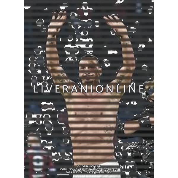 BOLOGNA vs MILAN CAMPIONATO CALCIO SERIE A TIM 23.10.2021 NELLA FOTO ESULTANZA DI ZLATAN IBRAHIMOVIC A FINE GARA SOTTO LA CURVA DEI TIFOSI ©VILLANI / AGENZIA ALDO LIVERANI SAS