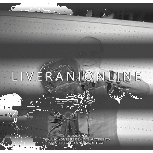 RETROSPETTIVA LUCIO FONTANA PITTORE E SCULTORE NELLA FOTO LUCIO FONTANA NEL SUO STUDIO NELL\'ANNO 1966 AG ALDO LIVERANI SAS