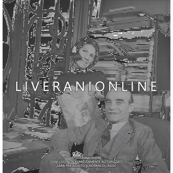 RETROSPETTIVA LUCIO FONTANA PITTORE E SCULTORE NELLA FOTO LUCIO FONTANA NEL SUO STUDIO NELL\'ANNO 1966 AG ALDO LIVERANI SAS