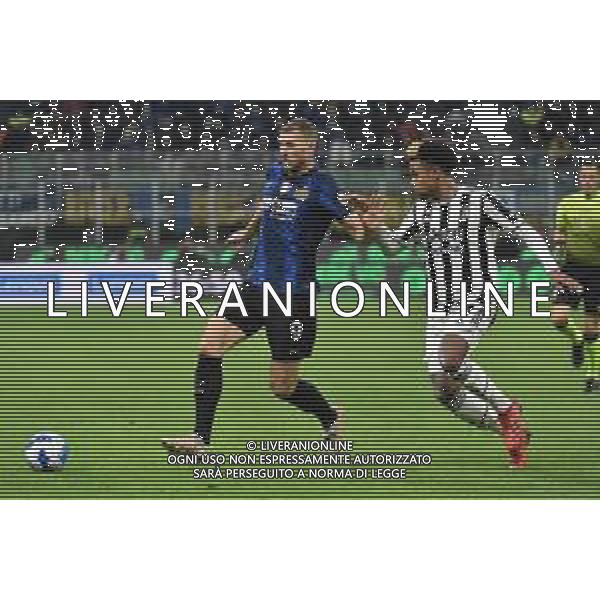 Edin Dzeko (Inter) e Weston McKennie (Juventus) Inter vs Juventus Campionato Serie A TIM - 9a giornata Milano 24-10-2021 Stadio Giuseppe Meazza - San Siro foto Roberto Garavaglia/ag. Aldo Liverani sas / AGENZIA ALDO LIVERANI SAS
