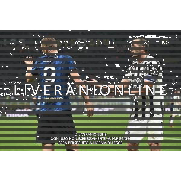 Edin Dzeko (Inter) e Giorgio Chiellini (Juventus) Inter vs Juventus Campionato Serie A TIM - 9a giornata Milano 24-10-2021 Stadio Giuseppe Meazza - San Siro foto Roberto Garavaglia/ag. Aldo Liverani sas / AGENZIA ALDO LIVERANI SAS