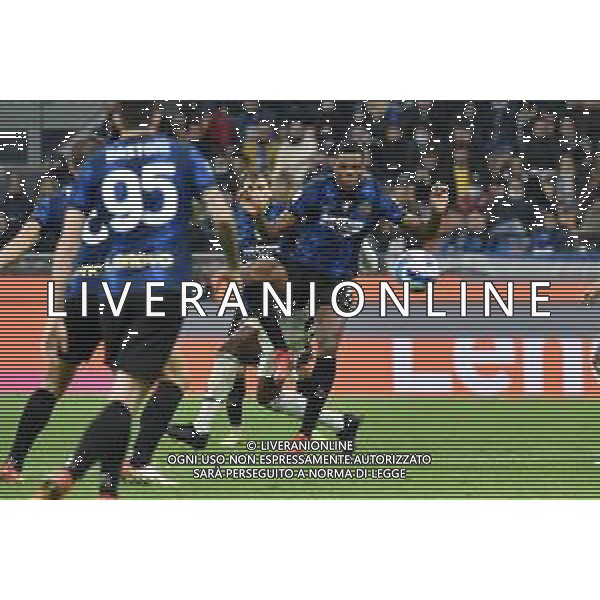 il contrasto tra Alex Sandro (Juventus) e Denzel Dumfries (Inter) giudicato da rigore dal VAR Inter vs Juventus Campionato Serie A TIM - 9a giornata Milano 24-10-2021 Stadio Giuseppe Meazza - San Siro foto Roberto Garavaglia/ag. Aldo Liverani sas