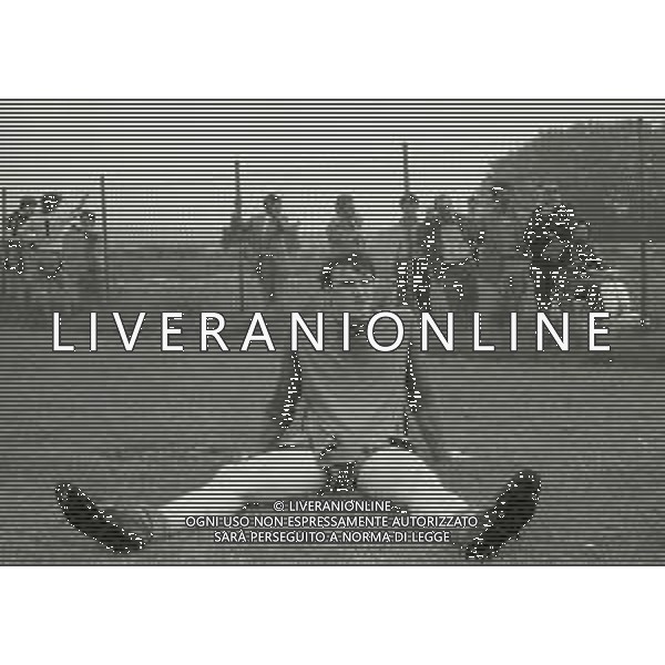 RETROSPETTIVA LORIS PRADELLA CALCIATORE NELLA FOTO LORIS PRADELLA CON LA MAGLIA DELLA NAZIONALE ITALIANA UNDER 21 IN ALLENAMENTO NELL\'ANNO 1981 AG ALDO LIVERANI SAS