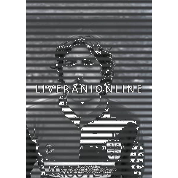 RETROSPETTIVA MAURIZIO RASTELLI CALCIATORE NELLA FOTO MAURIZIO RASTELLI CON LA MAGLIA DEL CAGLIARI CALCIO NELL\'ANNO 1981-1982 AG ALDO LIVERANI SAS