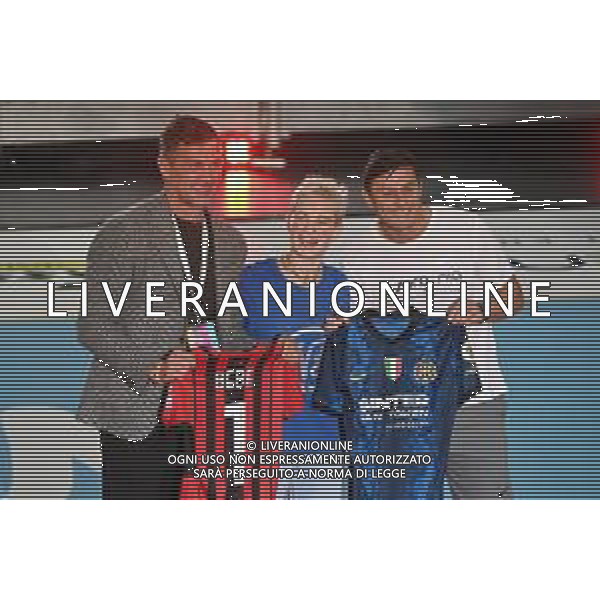 ¬© TVRG WEmbrace Sport nella foto Bebe Vio con Paolo Maldini SX e Javier Zanetti DX Milano 25-10-2021 WEmbrace Sport evento presso l\'Allianz Cloud PalaLido che mette di fronte in gara campioni olimpici e paralimpici di diverse discipline sportive foto Roberto Garavaglia/ag. Aldo Liverani sas/ AGENZIA ALDO LIVERANI SAS