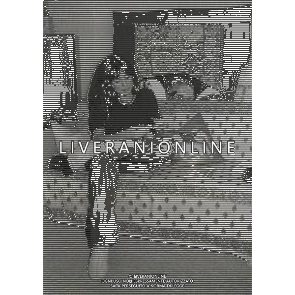 RETROSPETTIVA LIVIA CERINI ATTRICE NELLA FOTO LIVIA CERINI A MILANO NELL\'ANNO 1979 NELLA SUA CASA AG ALDO LIVERANI SAS