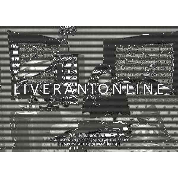 RETROSPETTIVA LIVIA CERINI ATTRICE NELLA FOTO LIVIA CERINI A MILANO NELL\'ANNO 1979 NELLA SUA CASA AG ALDO LIVERANI SAS