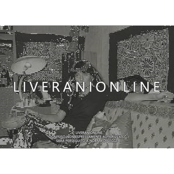 RETROSPETTIVA LIVIA CERINI ATTRICE NELLA FOTO LIVIA CERINI A MILANO NELL\'ANNO 1979 NELLA SUA CASA AG ALDO LIVERANI SAS