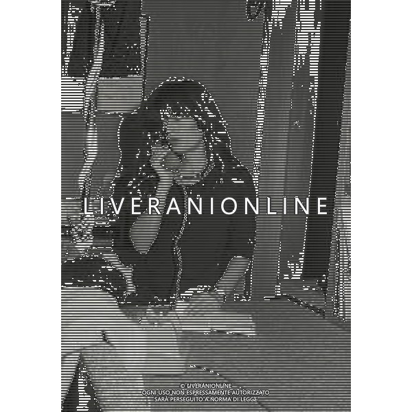 RETROSPETTIVA LIVIA CERINI ATTRICE NELLA FOTO LIVIA CERINI A MILANO NELL\'ANNO 1979 NELLA SUA CASA AG ALDO LIVERANI SAS