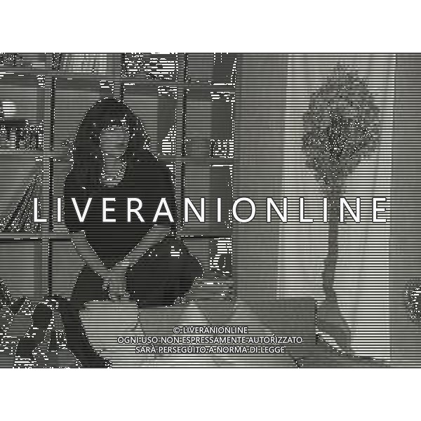 RETROSPETTIVA LIVIA CERINI ATTRICE NELLA FOTO LIVIA CERINI A MILANO NELL\'ANNO 1979 NELLA SUA CASA AG ALDO LIVERANI SAS