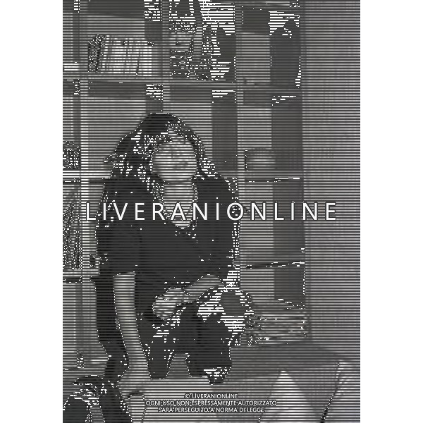 RETROSPETTIVA LIVIA CERINI ATTRICE NELLA FOTO LIVIA CERINI A MILANO NELL\'ANNO 1979 NELLA SUA CASA AG ALDO LIVERANI SAS