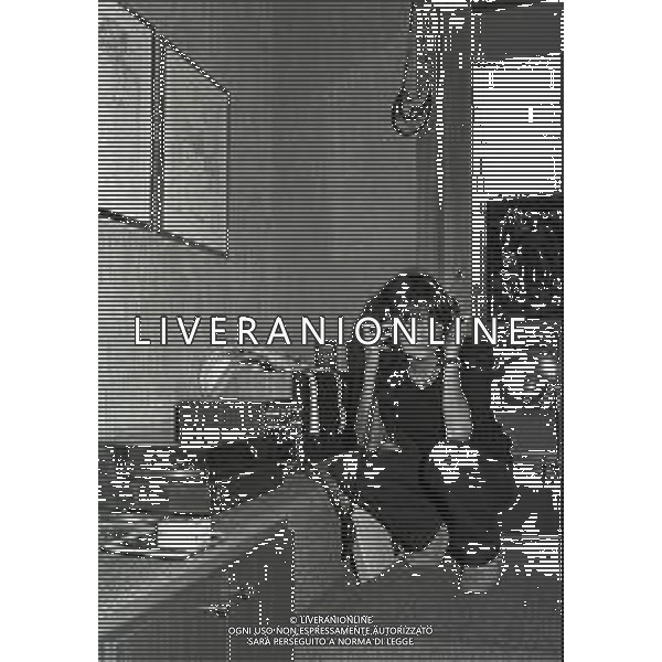 RETROSPETTIVA LIVIA CERINI ATTRICE NELLA FOTO LIVIA CERINI A MILANO NELL\'ANNO 1979 NELLA SUA CASA AG ALDO LIVERANI SAS