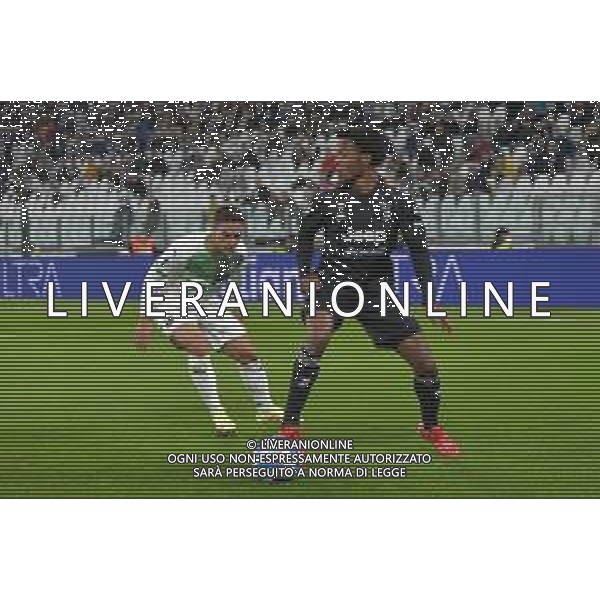 Torino 17.10.2021 Stadio Allianz Stadium ©Alessandro Falzone/Agenzia Aldo Liverani Juventus vs Sassuolo Serie A Tim 2021/2022 Nella foto : Juan Cuadrado-Giacomo Raspadori ©FALZONE / AGENZIA ALDO LIVERANI SAS