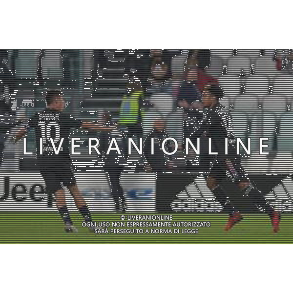 Torino 17.10.2021 Stadio Allianz Stadium ©Alessandro Falzone/Agenzia Aldo Liverani Juventus vs Sassuolo Serie A Tim 2021/2022 Nella foto : Esultanza gol di Weston Mckennie con paulo dybala ©FALZONE / AGENZIA ALDO LIVERANI SAS