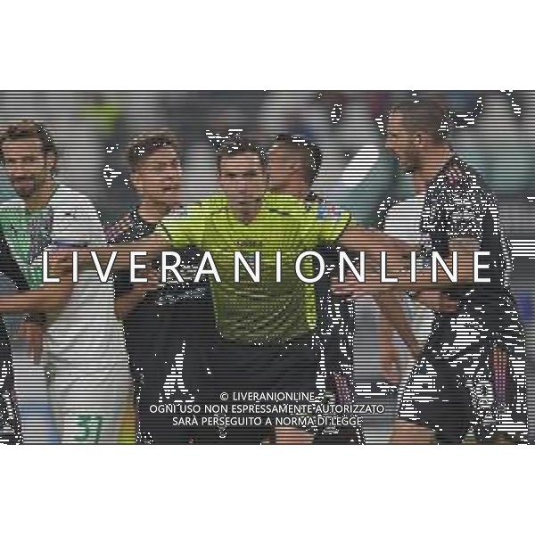 Torino 17.10.2021 Stadio Allianz Stadium ©Alessandro Falzone/Agenzia Aldo Liverani Juventus vs Sassuolo Serie A Tim 2021/2022 Nella foto : proteste di paulo dybala e leonardo bonucci con l\'arbitro Juan Luca Sacchi ©FALZONE / AGENZIA ALDO LIVERANI SAS