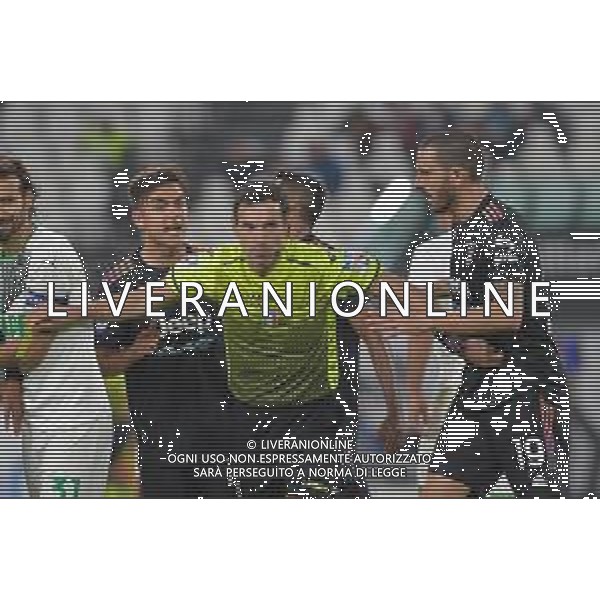 Torino 17.10.2021 Stadio Allianz Stadium ©Alessandro Falzone/Agenzia Aldo Liverani Juventus vs Sassuolo Serie A Tim 2021/2022 Nella foto : proteste di paulo dybala e leonardo bonucci con l\'arbitro Juan Luca Sacchi ©FALZONE / AGENZIA ALDO LIVERANI SAS