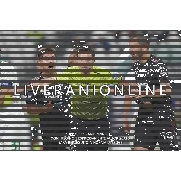 Torino 17.10.2021 Stadio Allianz Stadium ©Alessandro Falzone/Agenzia Aldo Liverani Juventus vs Sassuolo Serie A Tim 2021/2022 Nella foto : proteste di paulo dybala e leonardo bonucci con l\'arbitro Juan Luca Sacchi ©FALZONE / AGENZIA ALDO LIVERANI SAS