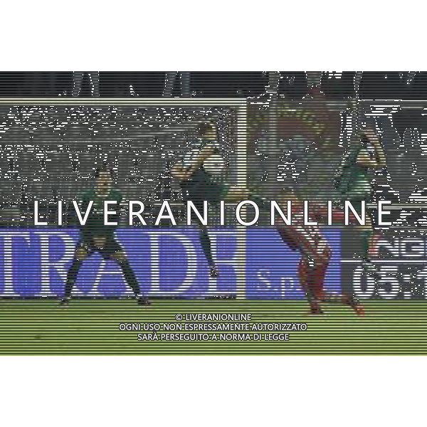 il tiro di Luca Valzania (Cremonese) respinto in area con il braccio da Alessandro De Vitis (PIsa), l\'arbitro e il VAR lasciano giocare Cremonese vs Pisa Campionato Serie BKT - 10a giornata Cremona 28-10-2021 Stadio Giovanni Zini foto Roberto Garavaglia/ag. Aldo Liverani sas/AGENZIA ALDO LIVERANI SAS