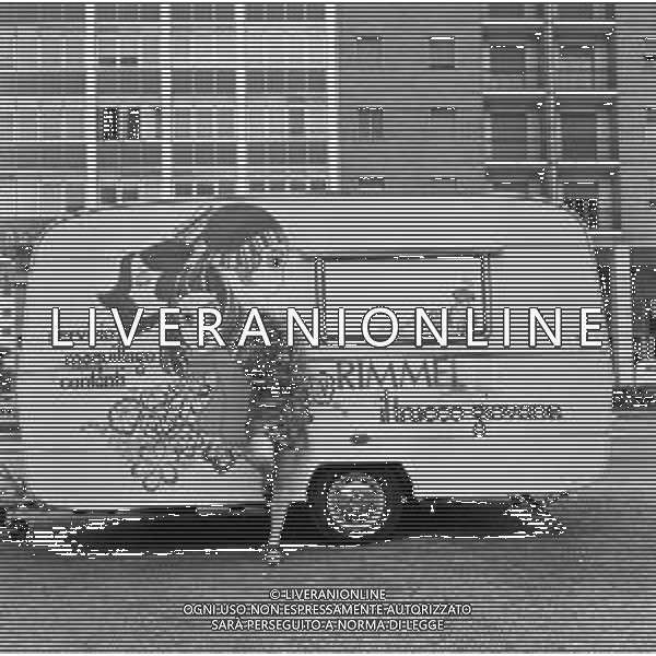 1969 OTTAVA EDIZIONE DEL CANTAGIRO MANIFESTAZIONE CANORA ITINERANTE - RETROSPETTIVA NELLA FOTO LA CANTANTE GABRIELLA FERRI NEL CARAVAN DELLA RIMMEL MAQUILLAGE SPONSOR DELLA MANIFESTAZIONE ©Archivio Giovanni Liverani /AGENZIA ALDO LIVERANI SAS