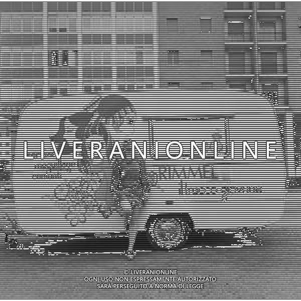 1969 OTTAVA EDIZIONE DEL CANTAGIRO MANIFESTAZIONE CANORA ITINERANTE - RETROSPETTIVA NELLA FOTO LA CANTANTE GABRIELLA FERRI DAVANTI AL CARAVAN DELLA RIMMEL MAQUILLAGE SPONSOR DELLA MANIFESTAZIONE ©Archivio Giovanni Liverani /AGENZIA ALDO LIVERANI SAS