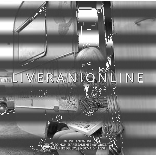 1969 OTTAVA EDIZIONE DEL CANTAGIRO MANIFESTAZIONE CANORA ITINERANTE - RETROSPETTIVA NELLA FOTO LA CANTANTE GABRIELLA FERRI DAVANTI AL CARAVAN DELLA RIMMEL MAQUILLAGE SPONSOR DELLA MANIFESTAZIONE ©Archivio Giovanni Liverani /AGENZIA ALDO LIVERANI SAS