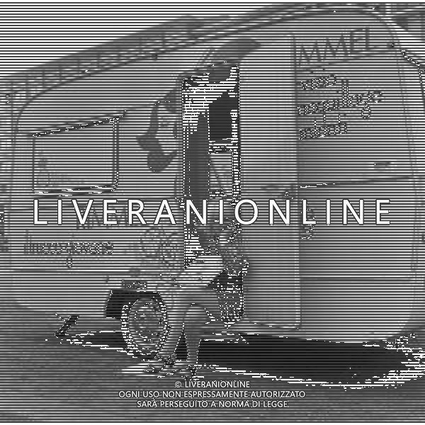 1969 OTTAVA EDIZIONE DEL CANTAGIRO MANIFESTAZIONE CANORA ITINERANTE - RETROSPETTIVA NELLA FOTO LA CANTANTE GABRIELLA FERRI DAVANTI AL CARAVAN DELLA RIMMEL MAQUILLAGE SPONSOR DELLA MANIFESTAZIONE ©Archivio Giovanni Liverani /AGENZIA ALDO LIVERANI SAS