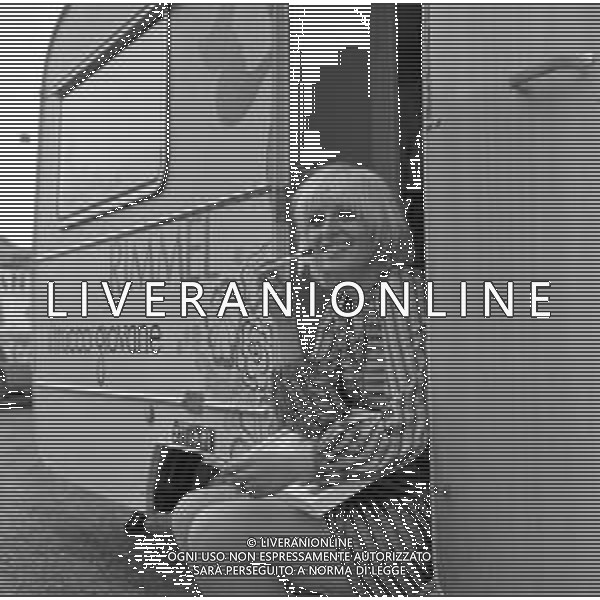 1969 OTTAVA EDIZIONE DEL CANTAGIRO MANIFESTAZIONE CANORA ITINERANTE - RETROSPETTIVA NELLA FOTO LA CANTANTE GABRIELLA FERRI DAVANTI AL CARAVAN DELLA RIMMEL MAQUILLAGE SPONSOR DELLA MANIFESTAZIONE ©Archivio Giovanni Liverani /AGENZIA ALDO LIVERANI SAS
