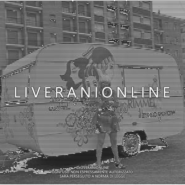 1969 OTTAVA EDIZIONE DEL CANTAGIRO MANIFESTAZIONE CANORA ITINERANTE - RETROSPETTIVA NELLA FOTO LA CANTANTE GABRIELLA FERRI DAVANTI AL CARAVAN DELLA RIMMEL MAQUILLAGE SPONSOR DELLA MANIFESTAZIONE ©Archivio Giovanni Liverani /AGENZIA ALDO LIVERANI SAS