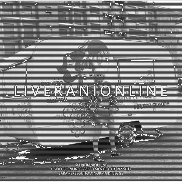 1969 OTTAVA EDIZIONE DEL CANTAGIRO MANIFESTAZIONE CANORA ITINERANTE - RETROSPETTIVA NELLA FOTO LA CANTANTE GABRIELLA FERRI DAVANTI AL CARAVAN DELLA RIMMEL MAQUILLAGE SPONSOR DELLA MANIFESTAZIONE ©Archivio Giovanni Liverani /AGENZIA ALDO LIVERANI SAS