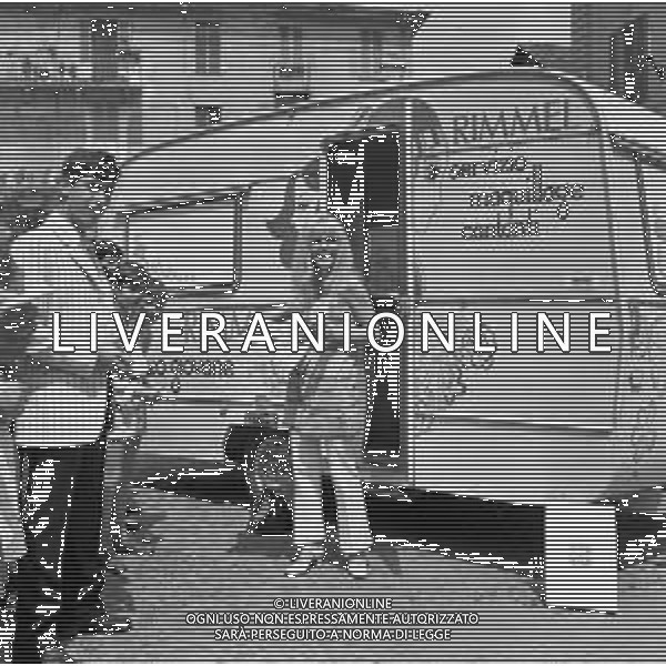 1969 OTTAVA EDIZIONE DEL CANTAGIRO MANIFESTAZIONE CANORA ITINERANTE - RETROSPETTIVA NELLA FOTO LA CANTANTE DORI GHEZZI DAVANTI AL CARAVAN DELLA RIMMEL MAQUILLAGE SPONSOR DELLA MANIFESTAZIONE ©Archivio Giovanni Liverani /AGENZIA ALDO LIVERANI SAS