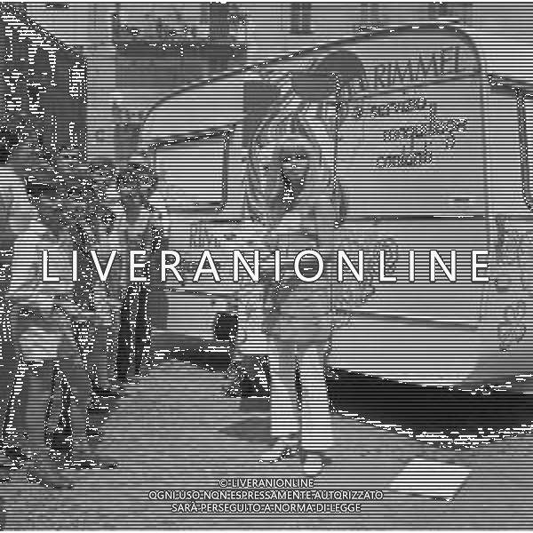 1969 OTTAVA EDIZIONE DEL CANTAGIRO MANIFESTAZIONE CANORA ITINERANTE - RETROSPETTIVA NELLA FOTO LA CANTANTE DORI GHEZZI DAVANTI AL CARAVAN DELLA RIMMEL MAQUILLAGE SPONSOR DELLA MANIFESTAZIONE ©Archivio Giovanni Liverani /AGENZIA ALDO LIVERANI SAS