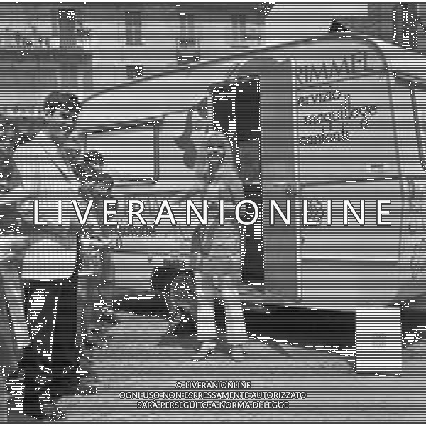 1969 OTTAVA EDIZIONE DEL CANTAGIRO MANIFESTAZIONE CANORA ITINERANTE - RETROSPETTIVA NELLA FOTO LA CANTANTE DORI GHEZZI DAVANTI AL CARAVAN DELLA RIMMEL MAQUILLAGE SPONSOR DELLA MANIFESTAZIONE ©Archivio Giovanni Liverani /AGENZIA ALDO LIVERANI SAS
