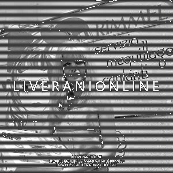 1969 OTTAVA EDIZIONE DEL CANTAGIRO MANIFESTAZIONE CANORA ITINERANTE - RETROSPETTIVA NELLA FOTO LA CANTANTE DORI GHEZZI DAVANTI AL CARAVAN DELLA RIMMEL MAQUILLAGE SPONSOR DELLA MANIFESTAZIONE ©Archivio Giovanni Liverani /AGENZIA ALDO LIVERANI SAS