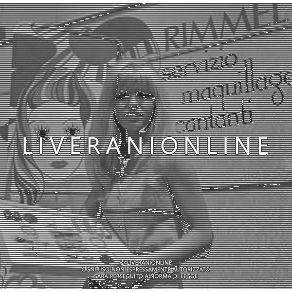 1969 OTTAVA EDIZIONE DEL CANTAGIRO MANIFESTAZIONE CANORA ITINERANTE - RETROSPETTIVA NELLA FOTO LA CANTANTE DORI GHEZZI DAVANTI AL CARAVAN DELLA RIMMEL MAQUILLAGE SPONSOR DELLA MANIFESTAZIONE ©Archivio Giovanni Liverani /AGENZIA ALDO LIVERANI SAS