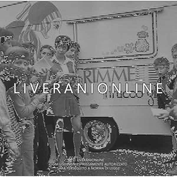 1969 OTTAVA EDIZIONE DEL CANTAGIRO MANIFESTAZIONE CANORA ITINERANTE - RETROSPETTIVA NELLA FOTO IL CARAVAN DELLA RIMMEL MAQUILLAGE SPONSOR DELLA MANIFESTAZIONE ©Archivio Giovanni Liverani /AGENZIA ALDO LIVERANI SAS