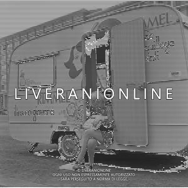 1969 OTTAVA EDIZIONE DEL CANTAGIRO MANIFESTAZIONE CANORA ITINERANTE - RETROSPETTIVA NELLA FOTO LA CANTANTE GABRIELLA FERRI NEL CARAVAN DELLA RIMMEL MAQUILLAGE SPONSOR DELLA MANIFESTAZIONE ©Archivio Giovanni Liverani /AGENZIA ALDO LIVERANI SAS