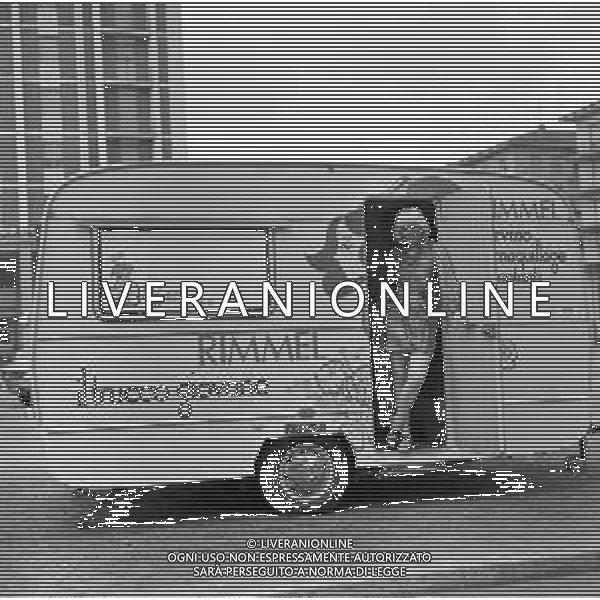 1969 OTTAVA EDIZIONE DEL CANTAGIRO MANIFESTAZIONE CANORA ITINERANTE - RETROSPETTIVA NELLA FOTO LA CANTANTE GABRIELLA FERRI NEL CARAVAN DELLA RIMMEL MAQUILLAGE SPONSOR DELLA MANIFESTAZIONE ©Archivio Giovanni Liverani /AGENZIA ALDO LIVERANI SAS