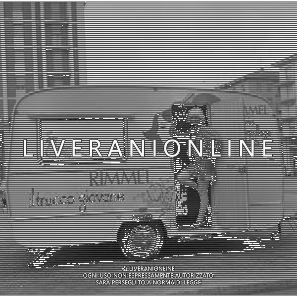 1969 OTTAVA EDIZIONE DEL CANTAGIRO MANIFESTAZIONE CANORA ITINERANTE - RETROSPETTIVA NELLA FOTO LA CANTANTE GABRIELLA FERRI NEL CARAVAN DELLA RIMMEL MAQUILLAGE SPONSOR DELLA MANIFESTAZIONE ©Archivio Giovanni Liverani /AGENZIA ALDO LIVERANI SAS