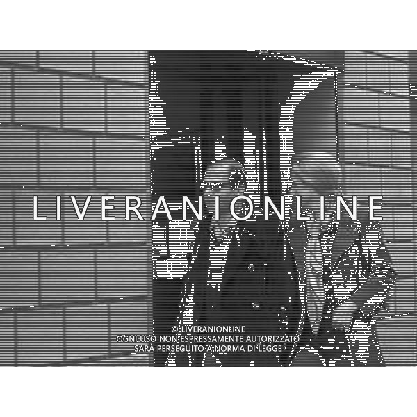 ENRICO MARIA SALERNO CON LA COMPAGNA ALICE KESSLER PER LE VIE DELLA CITTA\' DI MILANO NEL MARZO 1971 - RETROSPETTIVA ©Archivio Giovanni Liverani /AGENZIA ALDO LIVERANI SAS