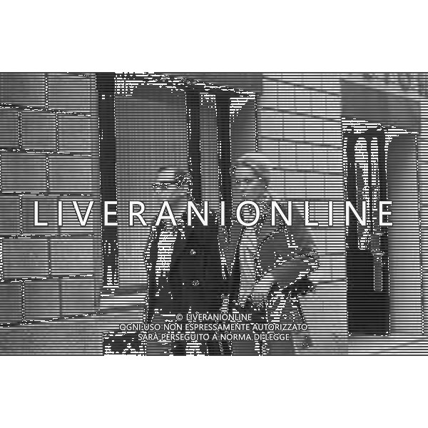 ENRICO MARIA SALERNO CON LA COMPAGNA ALICE KESSLER PER LE VIE DELLA CITTA\' DI MILANO NEL MARZO 1971 - RETROSPETTIVA ©Archivio Giovanni Liverani /AGENZIA ALDO LIVERANI SAS