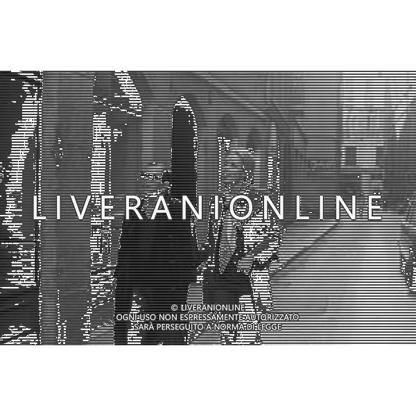 ENRICO MARIA SALERNO CON LA COMPAGNA ALICE KESSLER PER LE VIE DELLA CITTA\' DI MILANO NEL MARZO 1971 - RETROSPETTIVA ©Archivio Giovanni Liverani /AGENZIA ALDO LIVERANI SAS