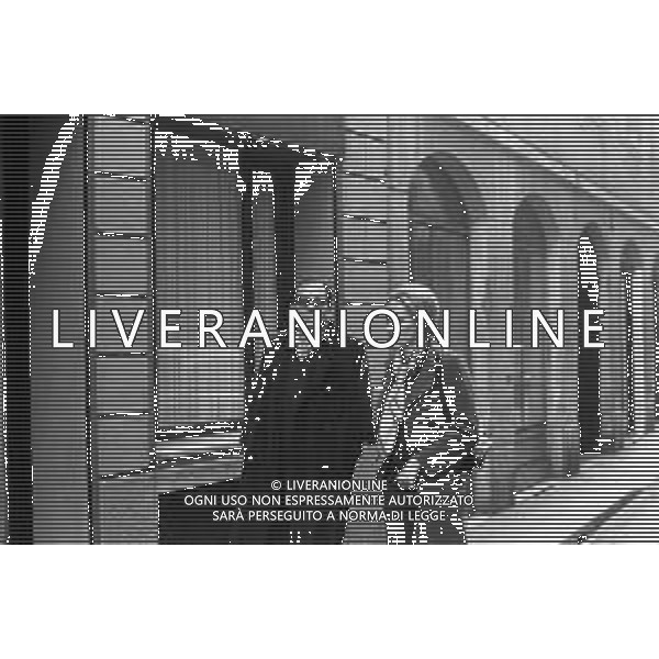 ENRICO MARIA SALERNO CON LA COMPAGNA ALICE KESSLER PER LE VIE DELLA CITTA\' DI MILANO NEL MARZO 1971 - RETROSPETTIVA ©Archivio Giovanni Liverani /AGENZIA ALDO LIVERANI SAS