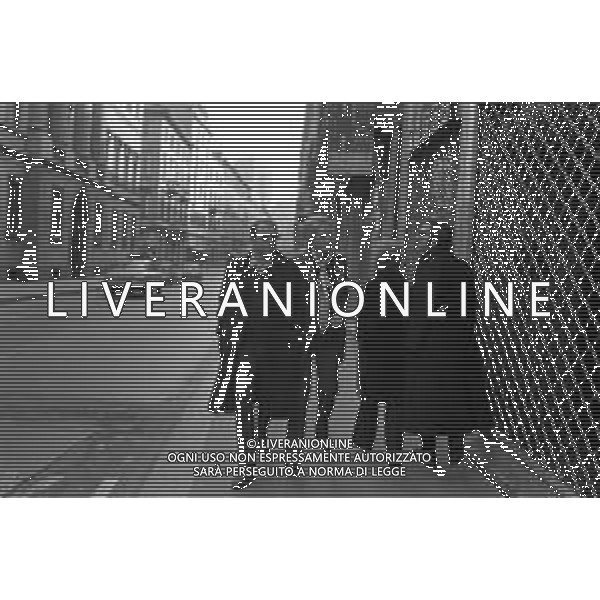 ENRICO MARIA SALERNO CON LA COMPAGNA ALICE KESSLER PER LE VIE DELLA CITTA\' DI MILANO NEL MARZO 1971 - RETROSPETTIVA ©Archivio Giovanni Liverani /AGENZIA ALDO LIVERANI SAS