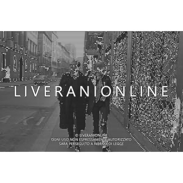 ENRICO MARIA SALERNO CON LA COMPAGNA ALICE KESSLER PER LE VIE DELLA CITTA\' DI MILANO NEL MARZO 1971 - RETROSPETTIVA ©Archivio Giovanni Liverani /AGENZIA ALDO LIVERANI SAS