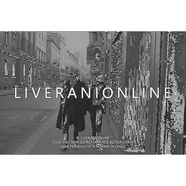 ENRICO MARIA SALERNO CON LA COMPAGNA ALICE KESSLER PER LE VIE DELLA CITTA\' DI MILANO NEL MARZO 1971 - RETROSPETTIVA ©Archivio Giovanni Liverani /AGENZIA ALDO LIVERANI SAS