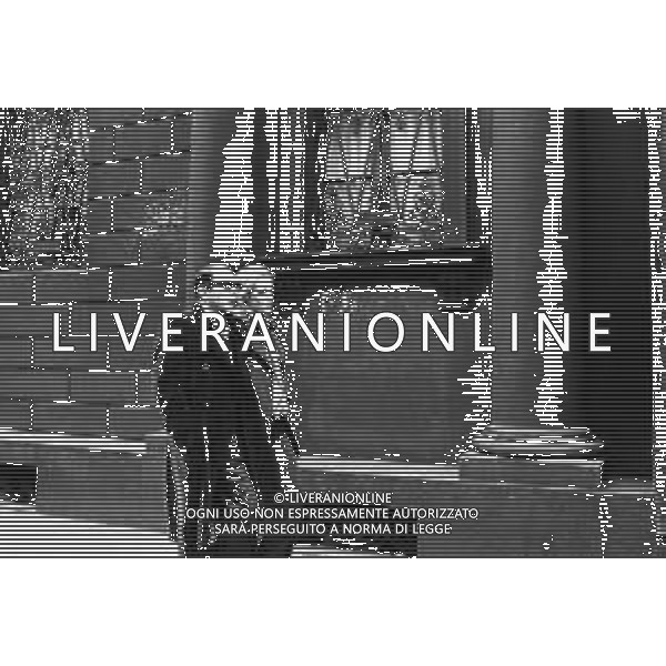ENRICO MARIA SALERNO CON LA COMPAGNA ALICE KESSLER PER LE VIE DELLA CITTA\' DI MILANO NEL MARZO 1971 - RETROSPETTIVA ©Archivio Giovanni Liverani /AGENZIA ALDO LIVERANI SAS