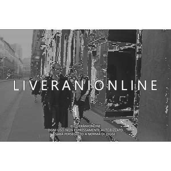 ENRICO MARIA SALERNO CON LA COMPAGNA ALICE KESSLER PER LE VIE DELLA CITTA\' DI MILANO NEL MARZO 1971 - RETROSPETTIVA ©Archivio Giovanni Liverani /AGENZIA ALDO LIVERANI SAS